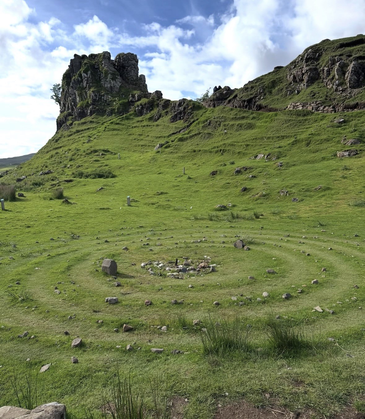 Spirale di pietre sul prato della Fairy Glen ai piedi della roccia di Castle Ewen