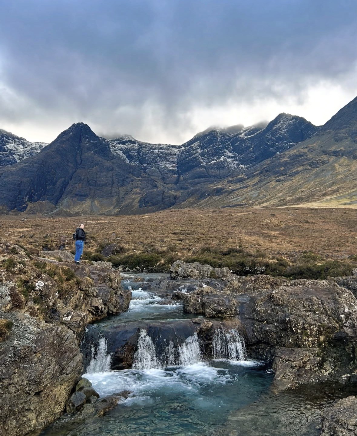 Cascatelle delle Fairy Pools nel Glen Brittle, con le Black Cuillin spruzzate di neve
