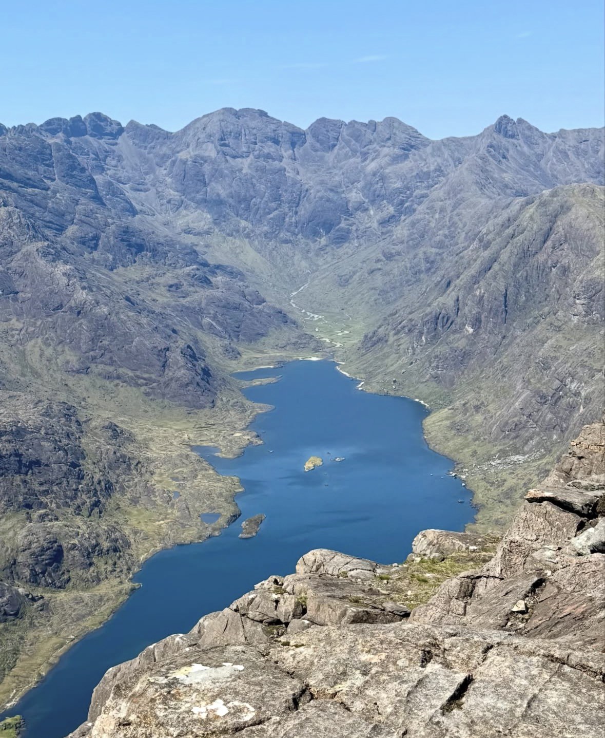 Loch Coruisk visto dall'alto, chiuso tra le pareti delle Black Cuillin
