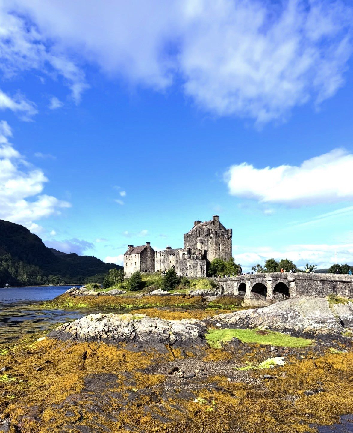 Castello di Eilean Donan e ponte in pietra sul loch, cielo sereno