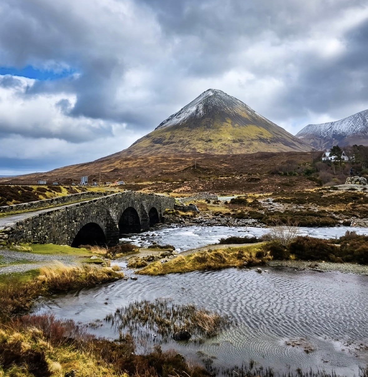 Vecchio ponte di pietra di Sligachan e il cono del Glamaig con la cima innevata