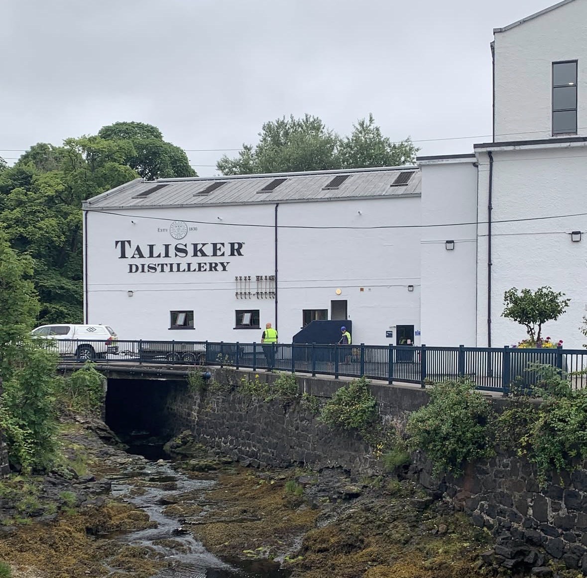 Edificio bianco della distilleria Talisker a Carbost, sul torrente