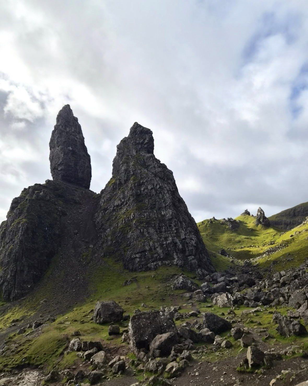 Due guglie di roccia basaltica dell'Old Man of Storr contro cielo nuvoloso